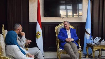 محافظ البحر الأحمر يناقش ملف العشوائيات مع نائب وزير الإسكان