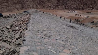 محافظ البحر الأحمر يكلف بسرعة الانتهاء من إنشاءات السدود (صور)