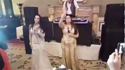 بالفيديو.. شقيقتا عريس تفاجئانه وتغنيان له في حفل زفافه