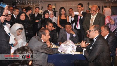 بالصور..دينا فؤاد تحتفل بزفاف شقيقها وسط نجوم الفن