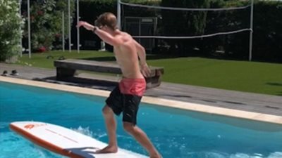 خدعة راكبي أمواج داخل حمام سباحة (فيديو وصور)