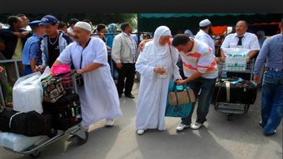 المطار يبدأ موسم عودة الحجاج.. وصول 28 رحلة على مدى يومين.. الزغاريد والورود في استقبالهم.. «عسكر»: مبنى المواسم مجهز لاستقبال 4 طائرات في وقت واحد.. و1000 عربة حقائب لراحة العائدين