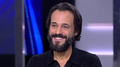 يوسف الشريف يعقد اجتماعا في «سينرجي» من أجل فيلمه الجديد