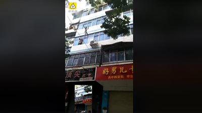 أم تنقذ حياة أطفالها برميهم من نافذة الطابق الـ5 (فيديو)