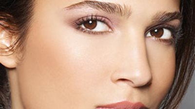 البساطة.. سمة مكياج المرأة العاملة