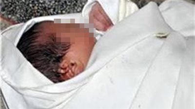 استعجال ضبط وإحضار والدة رضيعة عثر عليها ملقاة بجوار القمامة في السلام