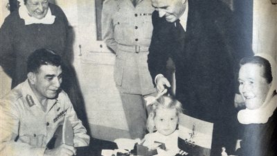 اللواء محمد نجيب يلتقط صورة تذكارية مع راهبات المدرسة الألمانية