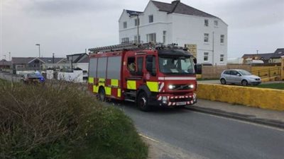 بالفيديو والصور.. تفاصيل تحطم طائرة ومصرع قائدها بمطار ويلز في بريطانيا.. الاصطدام وقع في المهبط وأحدث انفجارا.. وخدمات الطوارئ تنتقل إلى موقع الحادث