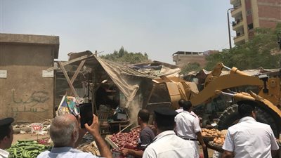 أمن القاهرة يشن حملة لإزالة الإشغالات في حلوان (صور)