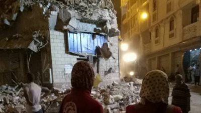 بالصور.. فتيات الهلال الأحمر بمحيط العقار المنهار بالإسكندرية