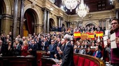 برلمان كاتالونيا يتبنى قانونا لإجراء استفتاء للاستقلال عن إسبانيا