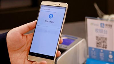 الصينيون يفضلون الدفع عبر الهواتف المحمولة