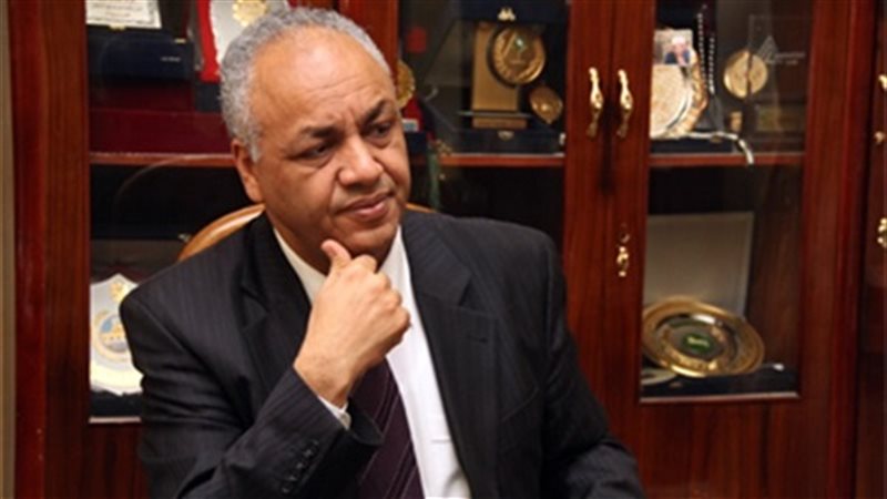  الكاتب الصحفي مصطفى
