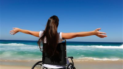 «رشا» فتاة عاجزة عن الحركة محبة للحياة بكل صعوباتها
