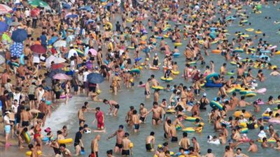 «البصق والإسهال».. قائمة ممنوعات أزحم شاطئ في العالم (صور)