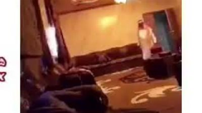 بالفيديو.. شاهد ماذا فعل سعودي ليجعل ابنه يصلى الفجر