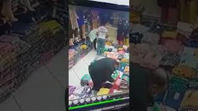 بالفيديو.. رجل أنيق يسرق محل ملابس بطريقة ماكرة