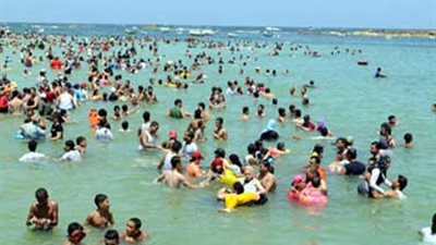 بالصور.. غرائب المصطافين على شواطئ الإسكندرية.. شريف: «شوفت ناس بتاكل محشي في البحر».. روان: «واحد جري ورايا بالشورت».. فاطمة: «بينزلوا البحر بهدوم الخروج».. وشهاب: «