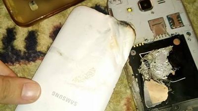 بالصور.. انفجار موبايل تركه صاحبه في الشاحن ليلًا