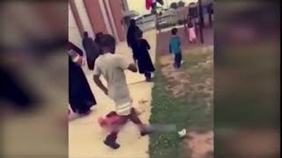 بالفيديو.. صبي يثير جدلا بتصوير نفسه يضرب الفتيات الصغيرات