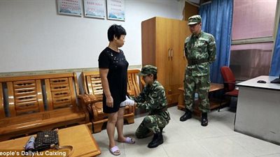 بالفيديو والصور.. امرأة تحاول تهريب 7200 بطاقة ذاكرة حول ساقيها