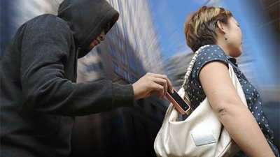 بالفيديو.. 3 مراهقين يركبون عربة كارو يسرقون امرأة تحت تهديد السلاح