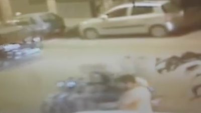 بالفيديو.. لص يستقل دراجة نارية يسرق هاتفا من يد صاحبه