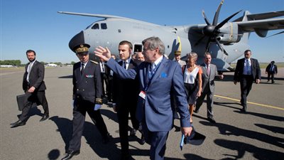 بالفيديو.. وصول رئيس فرنسا إلى اليونان لبحث أزمة المهاجرين