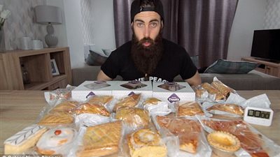 بالفيديو والصور.. شاب يتناول عددا لا يصدق من المخبوزات