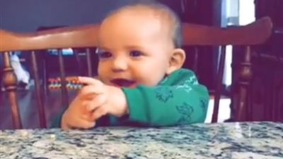 بالفيديو والصور.. رد فعل غريب لطفل رشه والده بالمياه