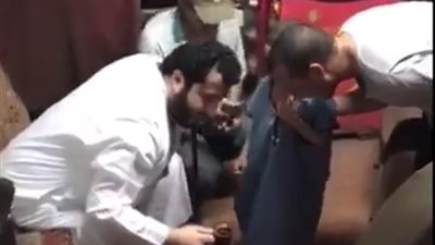 تركي آل الشيخ يداعب طفلا: أجيبلك «بلاي ستيشن» وتشجع الأهرام (فيديو)