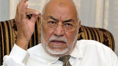 بلاغ يطالب بمحاكمة عاكف جنائيا لإهانته القضاة