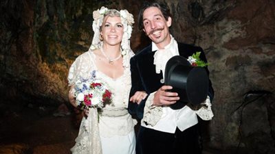 بالصور.. حبيبان يتزوجان في الهواء الطلق على ارتفاع 24 مترا