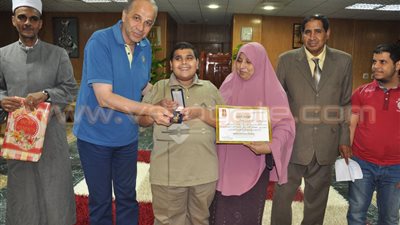 محافظ الوادي الجديد يكرم الأول على الشهادة الإعدادية الأزهرية للمكفوفين