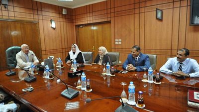 بالصور.. محافظ بورسعيد يكرم عاملي وحدة الدفع الإلكتروني