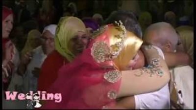 بالفيديو.. فرحة عروس فاجأها شقيقها المهاجر بالعودة لحضور زفافها