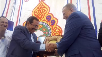 «الدالي» يكرم مدير مستشفى منشأة القناطر ورئيس الأمانة الطبية (صور)