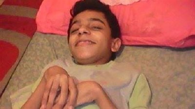 ضمور المخ والعضلات يهدد حياة «يوسف».. والده: «مستعد أبيع بيتي وأنام في الشارع بس أشوفه بيمشي».. «باخد معاش 320 جنيها بصرفه على البامبرز».. ويطالب كبار الأطباء بتبني حالة 