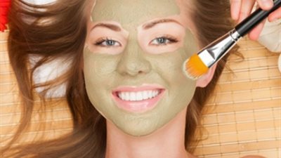 لصاحبات البشرة الدهنية.. استقبلي العيد بقناع «العسل الأسود»