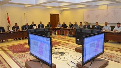 محافظ بني سويف يبحث تذليل عقبات حملة استرداد الأراضي