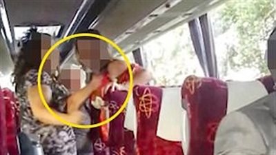 بالفيديو والصور.. والدة عروس تهاجم امرأة ليلة توديع العزوبية