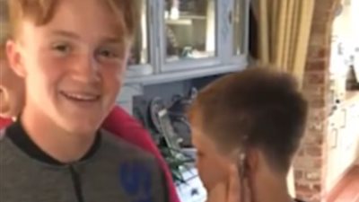 شاهد.. رد فعل طفلين يحاولان تشغيل شريط كاسيت