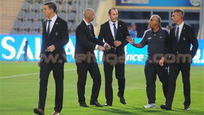بالصور..طاقم تحكيم القمة يتفقد ملعب النهائي بالبدل الرسمية