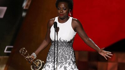 بالفيديو والصور.. فيول ديفيس تُبكي مشاهير هوليوود في «إيمي 2015»