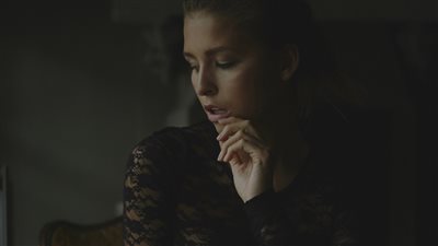 السائحة البلجيكية تروي تفاصيل رحلة التعري في الأهرامات والكرنك.. ماريسا: فعلت الأمر في 50 دولة.. رجال مصر بؤساء وتعرضت للتحرش.. دفعت رشوة 20 دولارا لرجلين.. وهكذا نجحنا في إخفاء اللقطات