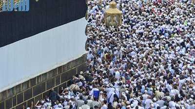 بالصور.. طواف القدوم قبل توجه الحجاج لـ«منى»