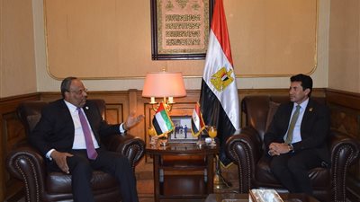 وزير الشباب والرياضة يلتقي سفير الإمارات لبحث التعاون الثنائي
