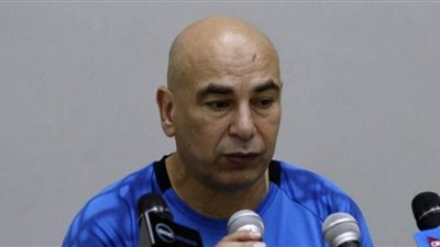 حسام حسن يبدي إعجابه باللياقة البدنية لـ«محمد كوفي»