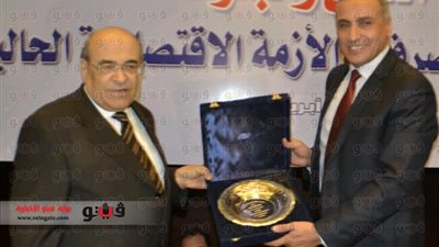 بالصور .. الفقي يسلم الدروع للقطاع المصرفي بمؤتمر الناس والبنوك