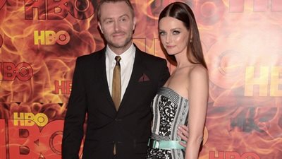 بالصور.. كريس هاردويك يخطب حبيبته للمرة الثانية في إيمي 2015